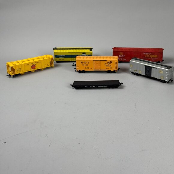 Vintage Mixed Lot of 6 HO Scale Train Cars Boxcars Flatcar Man Cave Decor - Picture 1 of 6